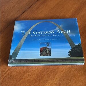The Gateway Arch book narrative Text by Robert J. Moore Jr.
NWT